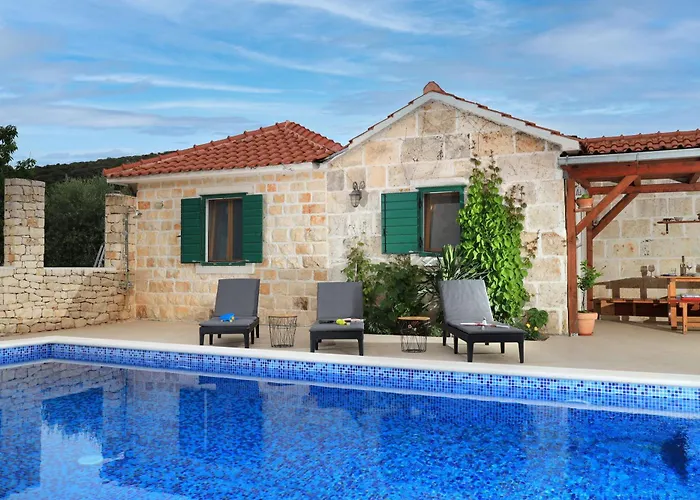 House Irena Nyaraló *